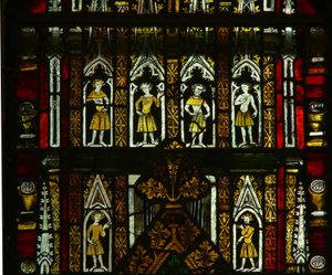 Ein Fenster in der Marienkapelle, Darstellung von Baldachinfiguren