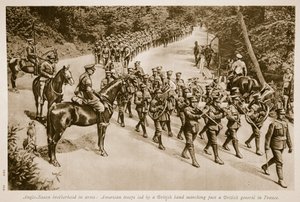 Anglo-Sächsische Brüderlichkeit in den Waffen: Amerikanische Truppen, angeführt von einer britischen Band, marschieren an einem britischen General in Frankreich vorbei, 1914-19