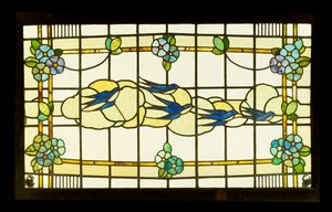 Arts and Crafts Panel einer Gruppe von Schwalben vor Wolken in einem Rahmen aus stilisierten Blütenköpfen (Blei- & Buntglas) von English School