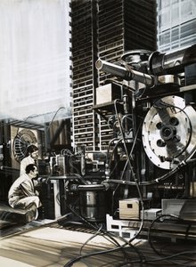 Kondensatorbänke, die benötigt werden, um Plasma in elektromagnetischen Kammern zu zünden von English School