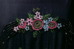 Perlendetail von einem Frauenkleid, ca. 1925-27 (Detail) von English School
