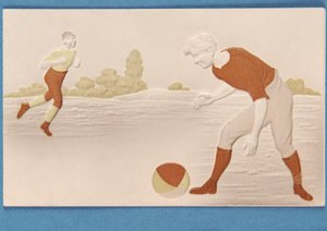 Blankokarte in Relief mit zwei Fußballspielern, ca. 1880er von English School