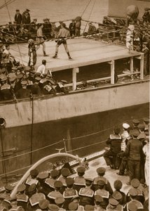 Boxwettbewerb an Bord eines Kriegsschiffs, mit der Besatzung eines zweiten Schiffs als zusätzliche Zuschauer, 1914-19 von English School