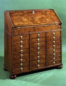Schreibtisch mit vielen kleinen Schubladen und Kugelfüßen, ca. 1710