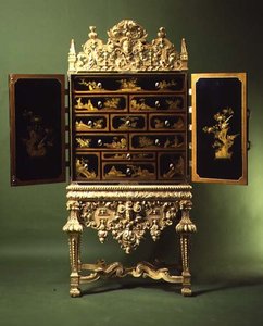 Chinesischer Exportlackschrank und Ständer aus vergoldetem Gesso im französischen Stil, Englisch von English School