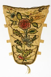 Cremefarbener Magenlatz, bestickt mit einem Blumenstrauß in farbigem und vergoldetem Silberfaden, ca. 1700-50 von English School