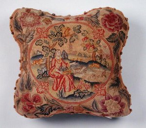 Kissen, in Petit Point bestickt, das eine Frau in einer Landschaft darstellt von English School