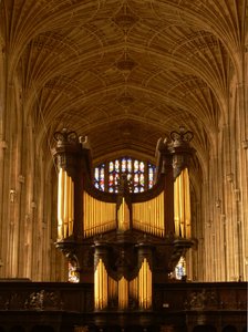 Ansicht der Orgel und der Gewölbe