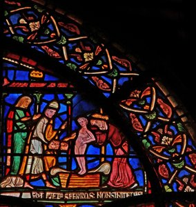 Detail aus dem Wunderfenster mit dem Säugling Geoffrey von Winchester, der ein Opfer am Grab des Hl. Thomas darbringt von English School
