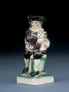 Dick Whittington Krug, geformt aus einem hochlehnigen Stuhl, hält seine Katze, gesprenkelt in brauner, grüner und schwarzer Kleidung, ein geformtes Schild an seiner Seite, ca. 1790 von English School
