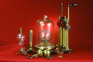 Doppelzylinder-Luftpumpe, geliefert mit verschiedenen Demonstrationsexperimenten einschließlich Meerschweinchen und Feder, Magdeburger Halbkugeln, Glocke im Vakuum und kollabierende Blase, ca. 1800