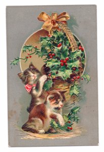 Edwardianische Postkarte von zwei Katzen, die mit Stechpalmen spielen, ca. 1910 von English School