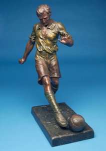Figur, die einen Ball tritt