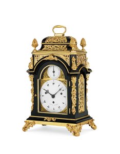 George III Ormolu-montierte ebonisierte Schlag- und Musik-Tischuhr von kleiner Größe, ca. 1765