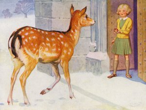 Mädchen füttert ein Reh im Schnee