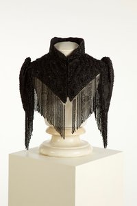 Schwarze Pelerine oder Cape mit hohem Kragen, ca. 1890-1900 von English School