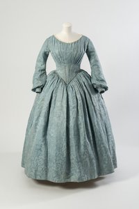 Hellblaues Seidenkleid mit Blumenmuster, geformtem spitzem Mieder und langen Ärmeln von English School