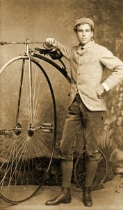 Mann neben seinem Hochrad, c.1890 (s/w Foto)