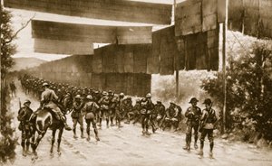 Mattenbildschirme für exponierte Straßen: eine von den Italienern beim Vormarsch auf Gorizia eingesetzte Vorrichtung, 1914-19