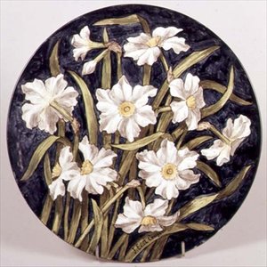 Teller bemalt von Edith Cowper für Howell & James, mit Narzissen ausgestellt auf der Pariser Ausstellung von English School