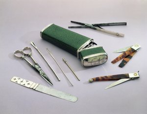 Taschen-Etui, mit chirurgischen Instrumenten für kleinere Operationen (Rochenhaut, Silber, Stahl und Schildpatt)