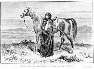 Porträt von Lady Anne Blunt in arabischer Tracht mit einem arabischen Pferd, Frontispiz zu ihrem Buch Eine Pilgerreise nach Nejd, veröffentlicht 1881 von English School