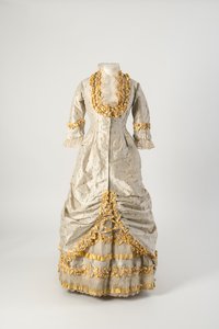 Abendkleid der Prinzessin aus grauer und weißer, schmal gestreifter Seide, verziert mit Netz über gelber Seidentaft-Rüschenschleife von English School