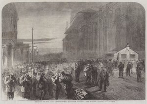 Fortschritt des Großen Internationalen Ausstellungsgebäudes, die Arbeiter verlassen das Gelände (Stich) von English School