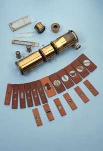 Projektionsmikroskop, verkauft von Watkins & Hill, London, zur Verwendung mit einer Zauberlaterne, zusammen mit 18 naturgeschichtlichen Dias, ca. 1870