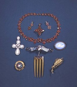 Rubin Halskette und Ohrring Set; Opal und Diamant Brosche; Pietra Dura Brosche; Haarkamm mit Plique-à-jour Emaille von English School