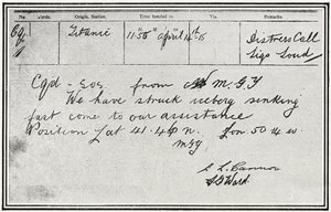 SOS-Nachricht, die vom russischen Dampfer Birma etwa fünf Minuten nach dem Zusammenstoß der Titanic mit einem Eisberg am 15. April 1912 empfangen wurde, aus "The Sphere", 04. Mai 1912 von English School
