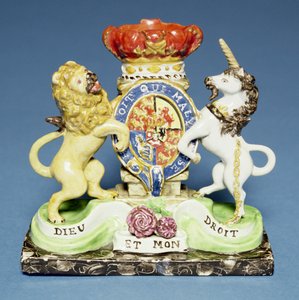 Spillvase in Form der königlichen Wappen auf einem schwarzen Marmorsockel, Walton von English School