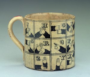 Staffordshire-Becher mit Darstellung des Alphabets in Gebärdensprache, ca. 1820