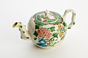 Staffordshire Teekanne dekoriert mit Chrysanthemen, 1760