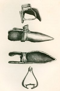 Steigbügel und Sollerets, aus Die britische Armee: Ihre Ursprünge, Fortschritte und Ausrüstung, veröffentlicht 1868.