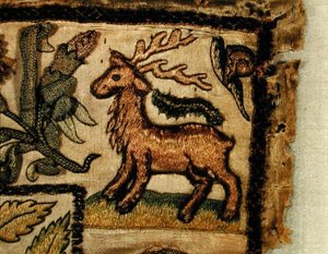 Stumpwork darstellend einen Hirsch (Detail)
