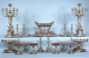 Tischgarnitur, wahrscheinlich entworfen von Leonard Morel-Ladeuil, von Elkington und Co, Birmingham
