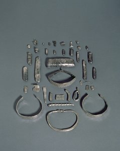 Der Cuerdale-Hort, angelsächsischer und Wikinger-Schatz, gefunden am Ufer des Flusses Ribble bei Cuerdale Hall, nahe Preston, Lancashire, Enddatum 901-5 n. Chr. (Silber) von English School