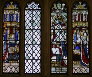Das Ostfenster (Ew) mit den Überresten der königlichen Hauptfiguren: links Prinz Edward (zukünftiger Edward V) und rechts die königlichen Prinzessinnen von English School
