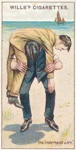 Der Feuerwehrmann-Hub Nr. 1, Nr. 18 aus der Erste-Hilfe-Serie von Willss Zigarettenkarten, 1913 von English School