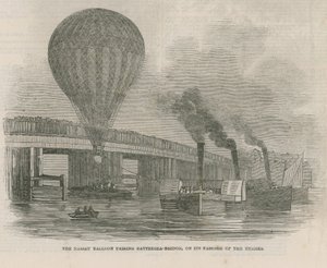 Der Nassau-Ballon überquert die Battersea Brücke