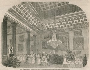 Die Königin betritt den Speisesaal im Grosvenor House von English School