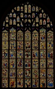 Das Ostfenster, das Glas der Norwich School (15. Jahrhundert) darstellt, neu gesetzte Tafeln