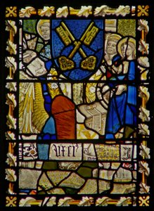 Das Ostfenster, das den heiligen Johannes, den heiligen Petrus am Tor, ein Schild mit einem Symbol des heiligen Petrus darstellt von English School