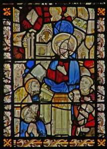 Das Ostfenster, das den heiligen Petrus predigend darstellt