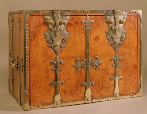 Reisesekretär mit vergoldeten Bronzebeschlägen, um 1700