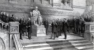 Enthüllung der Statue des verstorbenen Charles Darwin im Natural History Museum, South Kensington, 9. Juni 1885