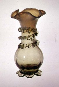 Vase mit aufgebrachter und gezwickter Dekoration, spätes 19. Jahrhundert (Vaselineglas)