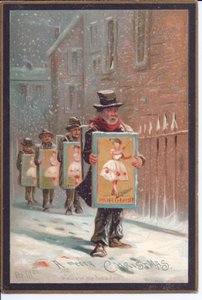 Viktorianische Weihnachtskarte mit vier Männern, die im Schnee gehen und Tafeln tragen, die ein Pantomime bewerben, ca. 1880