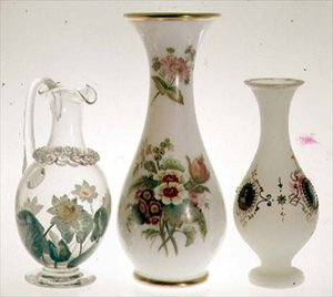 Wasserkrug, dekoriert mit Seerosen in Keramikfarbe, umhüllt mit Kristall, von Henry G. Richardson, Mitte 19. Jahrhundert; zwei Opalglasvasen von Henry G. Richardson, spätes 19. Jahrhundert; Opalglasvase mit Emailmalerei, spätes 19. Jahrhundert von English School